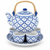 Blauw-wit 6-delig theeservies met theepot met rotan handvat, vier theekopjes en ronde serveerschaal.