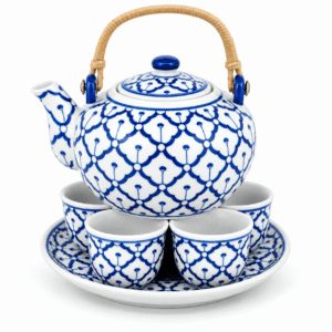 Blauw-wit 6-delig theeservies met theepot met rotan handvat, vier theekopjes en ronde serveerschaal.