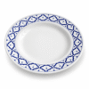 Blauw-wit keramisch diep bord van 24 cm met decoratief patroon langs de rand.