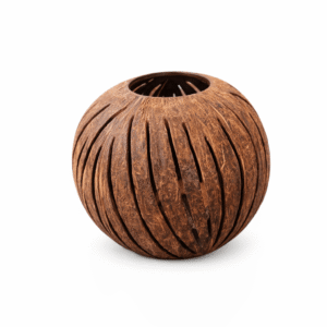 Bolvormige kokosnoot waxinelichthouder met verticale sleuven in natuurlijke bruine kleur.