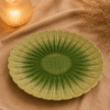Groene keramische lotusschaal van 30 cm op beige stof in een warme sfeersetting met zachte verlichting.
