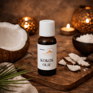 Flesje kokos massageolie op houten plank met kokosnoot en spa-accessoires op de achtergrond.