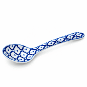 Blauw-witte keramische rijstlepel met traditioneel decoratief patroon op een witte achtergrond.