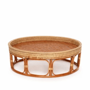 Lage ronde rotan salontafel in natuurlijke kleur met gevlochten blad en open onderstel.