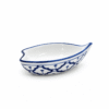 Blauw-wit keramisch schaaltje in tulpvorm met decoratief donkerblauw patroon en puntige uiteinden.