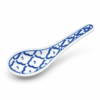 Blauw-witte keramische soeplepel met decoratief patroon op een witte achtergrond.