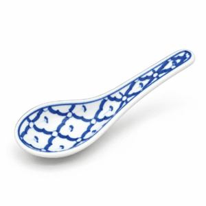 Blauw-witte keramische soeplepel met decoratief patroon op een witte achtergrond.