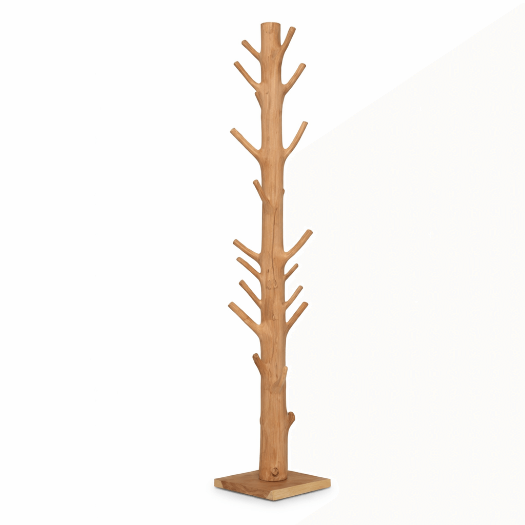 Vrijstaande kapstok in boomvorm van licht massief hout op witte achtergrond