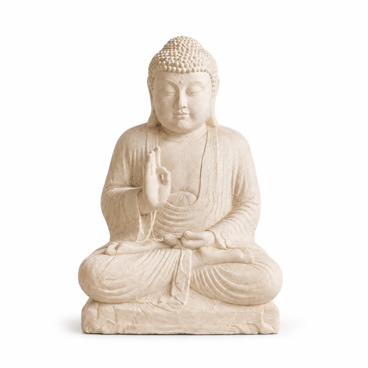 Stenen Boeddha beeld van 55 cm in zittende meditatiehouding met opgeheven hand, lichte steenkleur en gedetailleerd gewaad.