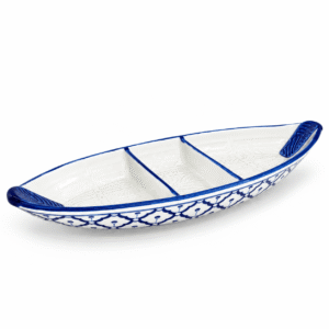 Blauw-witte keramische tapasboot met drie aparte serveervakken en decoratief patroon.
