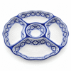 Ronde blauw-witte keramische tapasschaal van 31 cm met vier grote vakken en een rond dipvak in het midden.