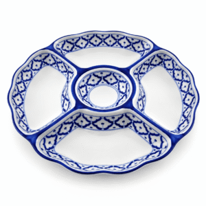 Ronde blauw-witte keramische tapasschaal van 31 cm met vier grote vakken en een rond dipvak in het midden.