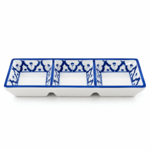 Rechthoekig blauw-wit keramisch tapasschaaltje met 3 afzonderlijke vakken en decoratief patroon.