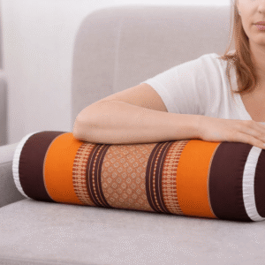 thais knierolkussen oranje bruin op bank yoga ontspanning ondersteuning kapok kussen