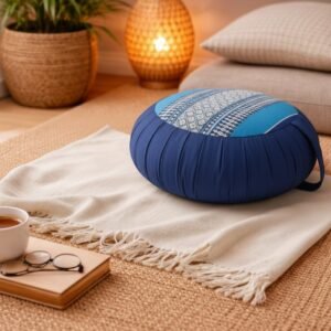 Rond Thais meditatiekussen in blauw met traditioneel patroon in een rustige, warme woonsetting.