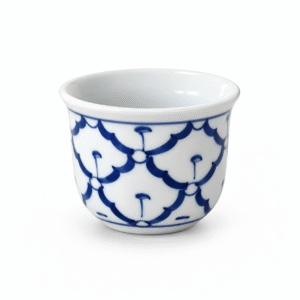 Blauw-wit Thais keramieken theekopje met traditioneel decoratief patroon op een witte achtergrond