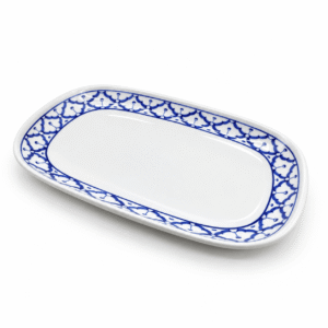 Thaise ovale keramieken schaal van 26 cm met blauw-wit patroon op een witte achtergrond.