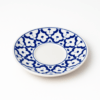 Rond blauw-wit keramieken Thaise schoteltje met pineapple patroon op witte achtergrond.