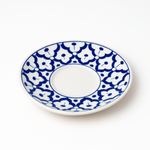 Rond blauw-wit keramieken Thaise schoteltje met pineapple patroon op witte achtergrond.