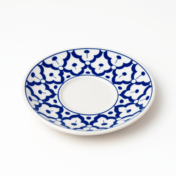 Rond blauw-wit keramieken Thaise schoteltje met pineapple patroon op witte achtergrond.