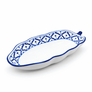 Diepe Thaise serveerschaal in bladvorm van 24 cm, met handgeschilderd blauw-wit patroon en blauwe rand.