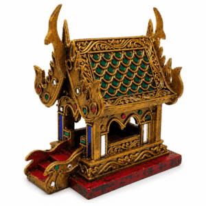Thaise tempelhuis goud middel met rijk versierd dak, groene ingelegde accenten, gekleurde details en rode voet op een witte achtergrond.