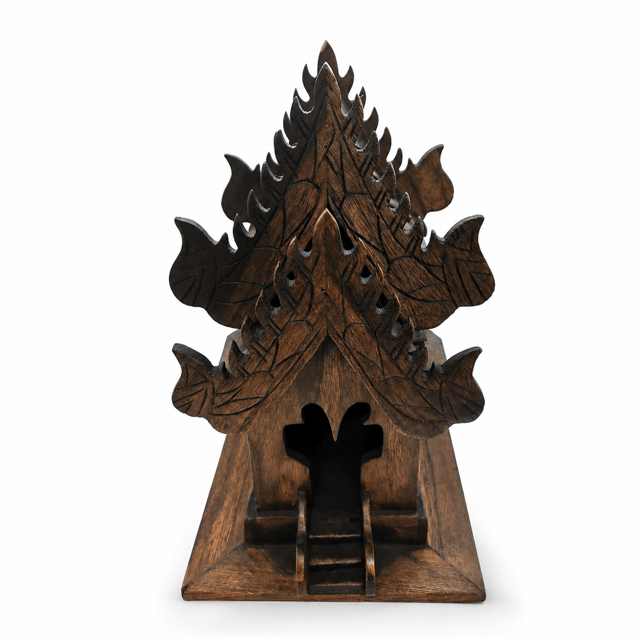 Thaise tempelhuis hout groot met puntig sierdak, trapje, uitgesneden voorzijde en donkere houtafwerking op een witte achtergrond.