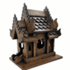 Thaise tempelhuis hout groot met donkerbruine houtlook, uitgesneden ramen, sierlijk dak en decoratieve details op een witte achtergrond.