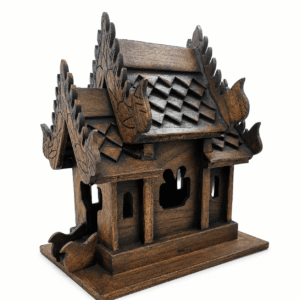 Thaise tempelhuis hout groot met donkerbruine houtlook, uitgesneden ramen, sierlijk dak en decoratieve details op een witte achtergrond.