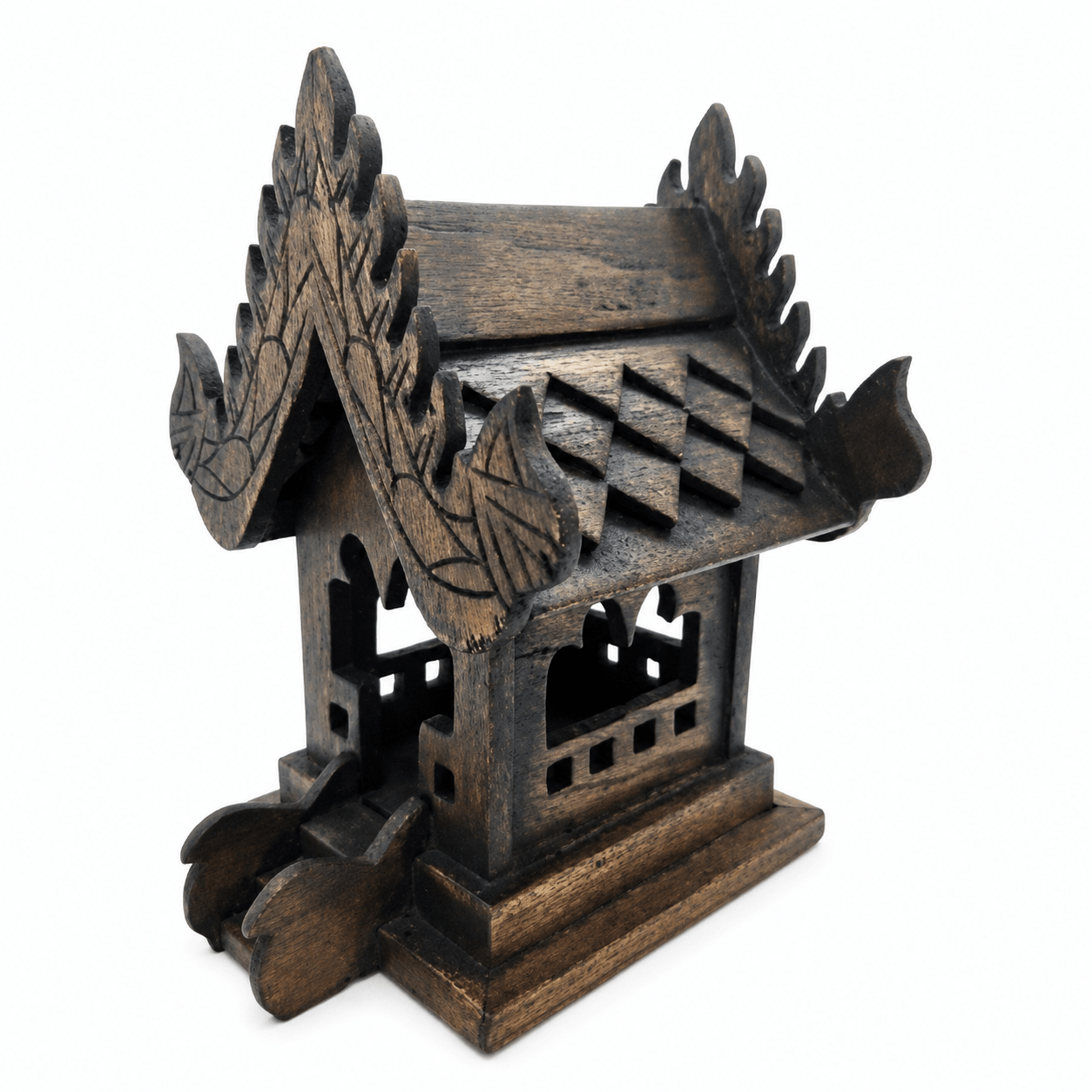 Thaise tempelhuis hout klein met donkere houtafwerking, uitgesneden details en decoratief dak vanuit schuin zijaanzicht op een witte achtergrond.