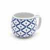 Blauw-witte Thaise keramieken theekop met handvat en traditioneel decoratief patroon op een witte achtergrond.