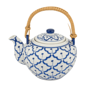 Traditionele Thaise theepot van keramiek met blauw-wit patroon en bamboe handvat
