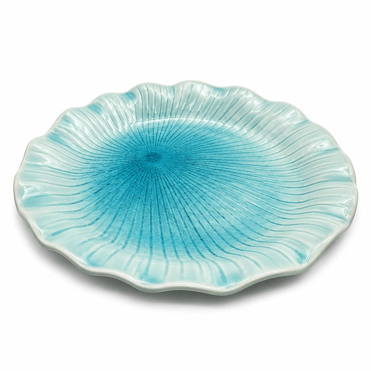 Blauwe bloemvormige keramische lotus schaal van 30 cm met glanzend reliëf op een witte achtergrond.