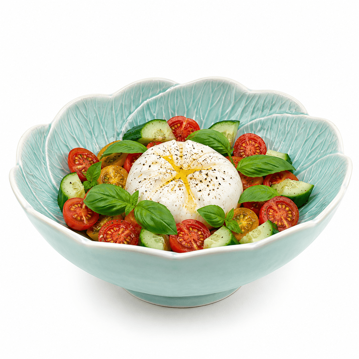 Blauwe bloemvormige serveerschaal van 22 cm gevuld met burrata, tomaat, komkommer en basilicum.