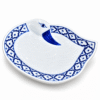 Blauw-wit keramisch bord in de vorm van een eend met traditioneel decoratief patroon.