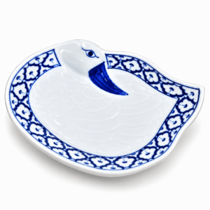 Blauw-wit keramisch bord in de vorm van een eend met traditioneel decoratief patroon.