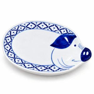 Blauw-wit keramisch serveerbord in de vorm van een varken met decoratief Thais patroon.