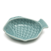 Leeg visschaaltje van turquoise keramiek met glanzende afwerking in visvormig design.
