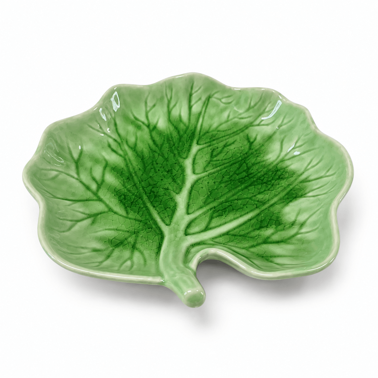Groene serveerbord Lotus van 23,5 cm met bladnerven en organisch gevormde rand, bovenaanzicht.