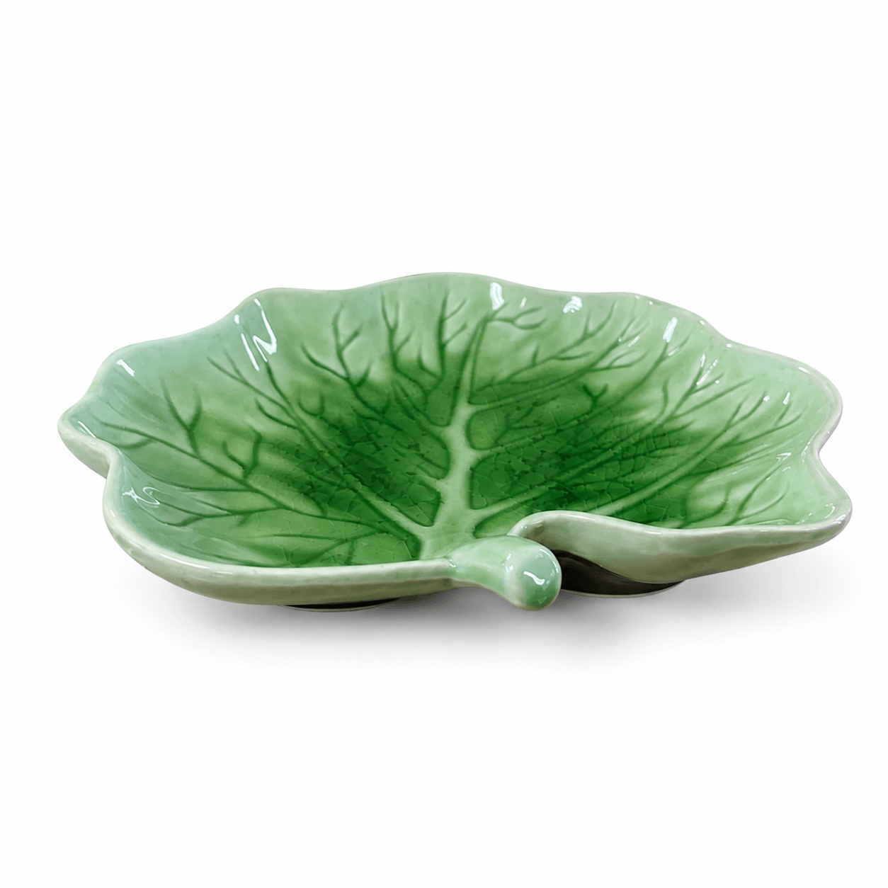 Groen serveerbord Lotus van 23,5 cm in bladvorm, zijaanzicht op witte achtergrond.