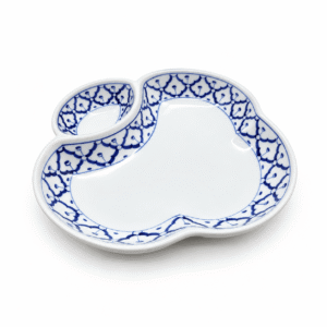 Blauw-witte keramische serveerschaal met 2 vakken en decoratief blauw patroon op een witte achtergrond.
