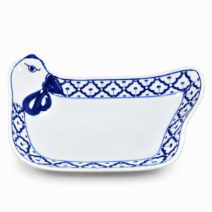 Vooraanzicht van een blauw-wit keramisch Thais bord in kipvorm met decoratieve blauwe rand.