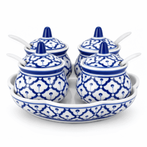 Thaise kruidenset met vier blauw-witte kruidenpotjes met deksels en lepeltjes op een bijpassende serveerschaal.