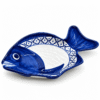 Blauw-wit keramisch visbord van 23 cm met geschilderde vissenkop, staart en decoratieve rand.
