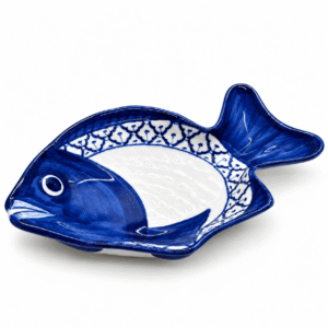 Blauw-wit keramisch visbord van 23 cm met geschilderde vissenkop, staart en decoratieve rand.