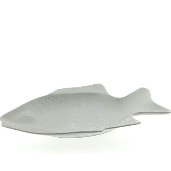 Wit keramiek visbord 38 cm in visvorm bovenaanzicht met subtiel reliëf in schubbenpatroon.
