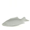 Wit keramieken visbord 38 cm in visvorm schuin gefotografeerd tegen neutrale achtergrond.