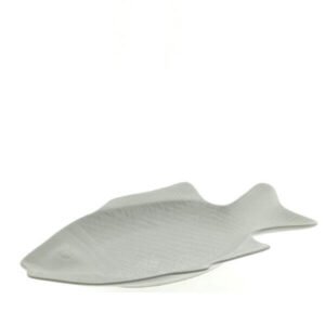 Wit keramieken visbord 38 cm in visvorm schuin gefotografeerd tegen neutrale achtergrond.
