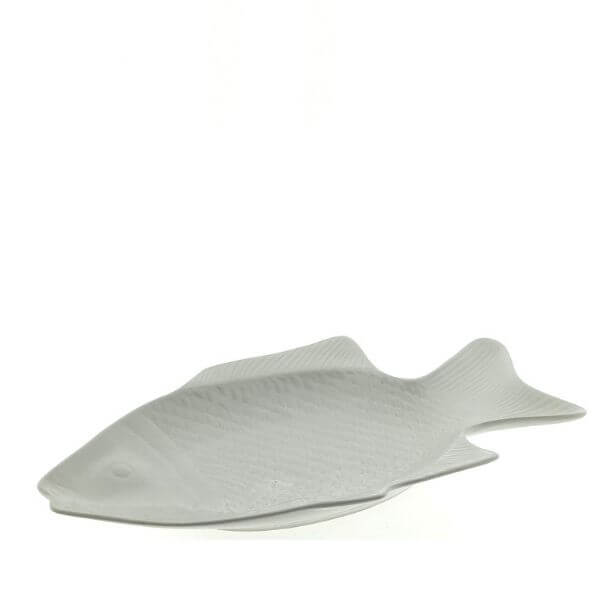 Wit keramieken visbord 38 cm in visvorm schuin gefotografeerd tegen neutrale achtergrond.