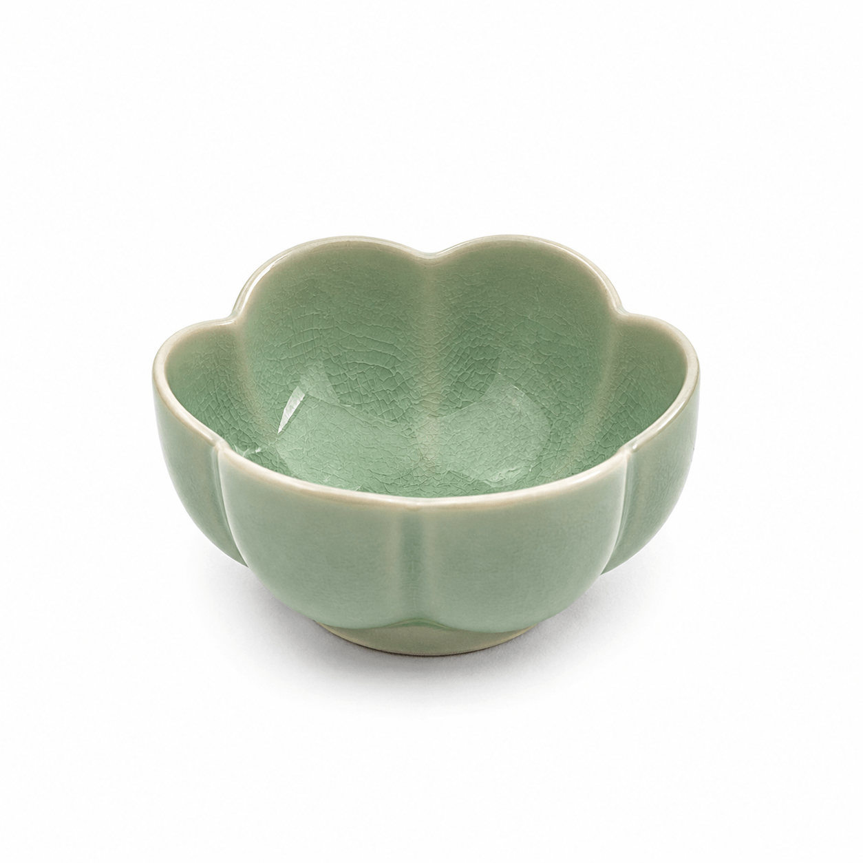 Groen bloemschaaltje van 9 cm in bloemvorm op witte achtergrond.